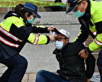 逮匪不忘消毒  杨梅警防抢演练兼防疫宣导