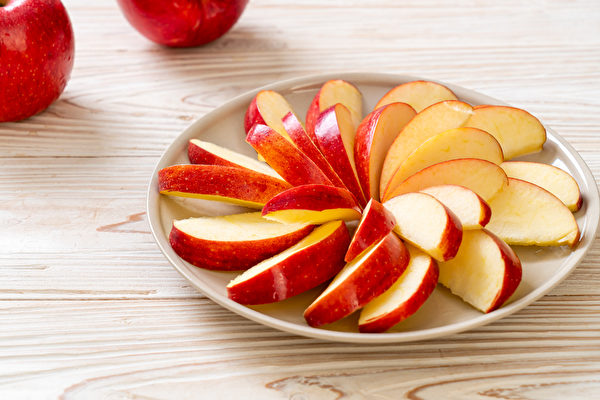 蘋果不要泡鹽水、連皮一起吃，營養更加分。(Shutterstock)
