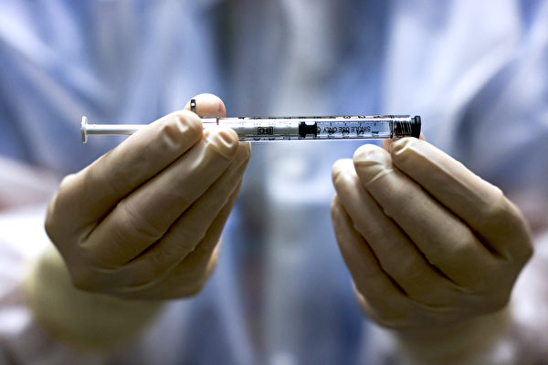 執行醫護人員疫苗令 美國一半州面臨最後期限