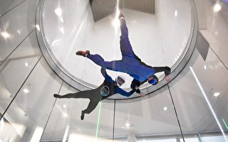 组图：西班牙残疾人士体验室内跳伞活动