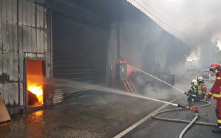 中坜铁皮工厂窜大火  燃烧400平方米