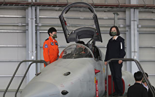 蔡英文視導空軍七聯隊 F-5新彈射椅亮相