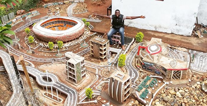 南非男子历时12年 用废料建约翰内斯堡模型