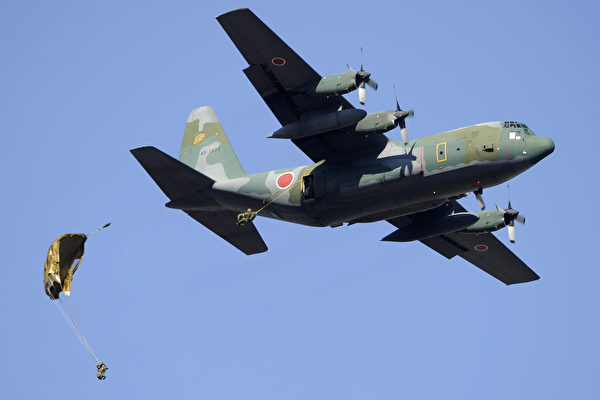 日本自衛隊運輸機抵湯加 援贈2.6噸飲用水