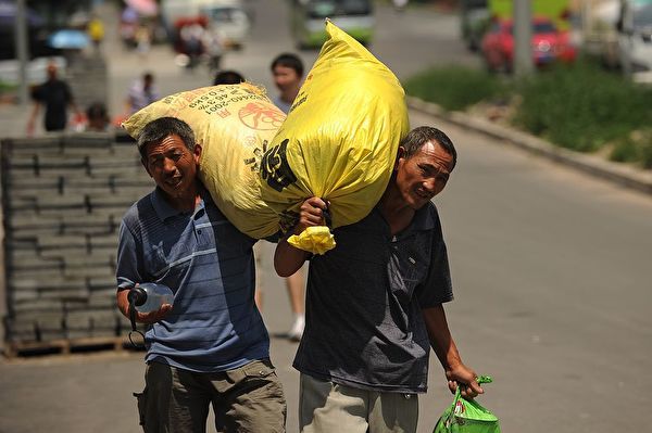 中國50歲以上農民工近八千萬「沒退休靠自養」