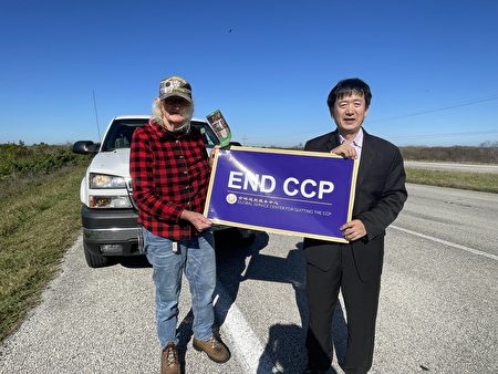 在129公路上，一个叫Pray的老人三次停下车对End CCP车队拍照，并与End CCP义工合影。