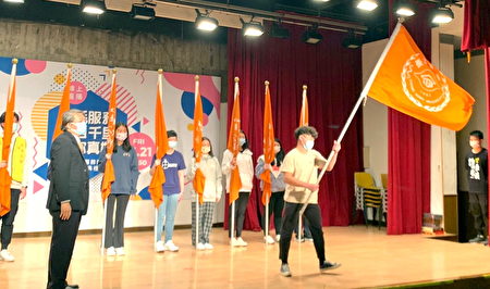 杨智伟副校长代表学校授旗，期待每一位同学都能接收到来自师生们的祝福，怀抱着热忱前进，为大学生活写下难忘的篇章。