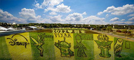 今年屏东热博取得台湾华特迪士尼公司图像授权，种出巨型迪士尼彩绘稻田。