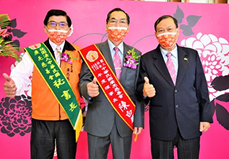 廣亮慈善會輔導會長110年度理事長陳白華，和祕書長洪尚緯及會員合影。