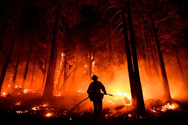 风势趋缓助灭火 加州沿海山火受控率达35%