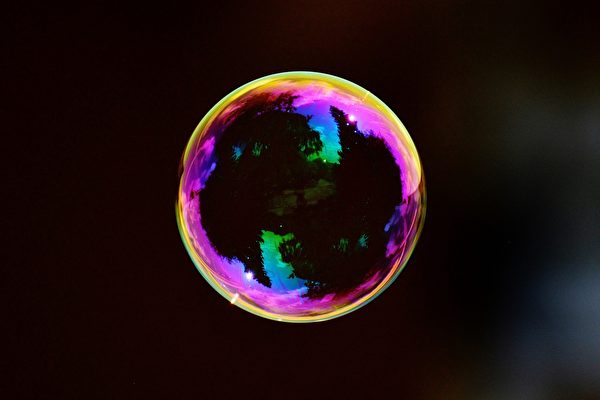 法國科學家吹出的泡泡 歷經一年多而不破