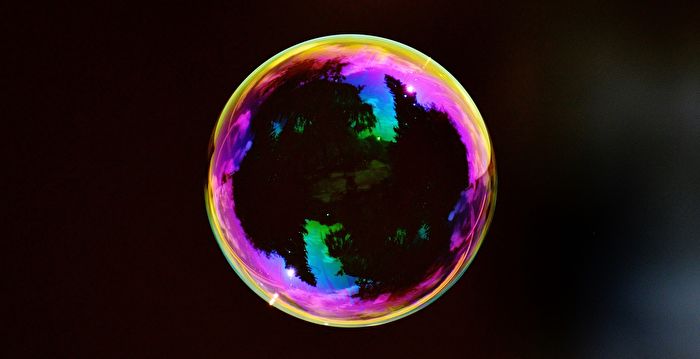 法国科学家吹出的泡泡 历经一年多而不破