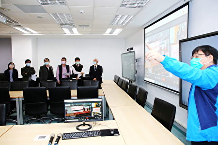 嘉大教務長古國隆介紹數位學習教室內課程錄製及互動功能。