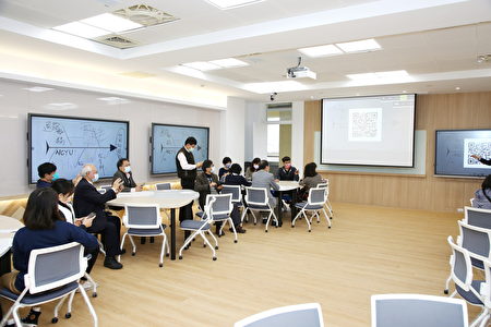 互動探索教室內設置 LED大型互動式觸控螢幕取代傳統黑板，利用雙向數位學習系統翻轉教學。