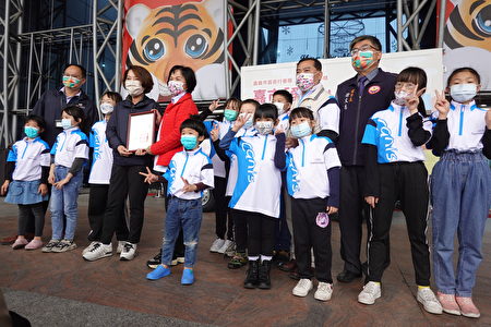 精忠社區小朋友表演，副市長陳淑慧贈予感謝狀。
