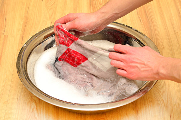 手洗毛衣时，要避免大力搓揉。(Shutterstock)