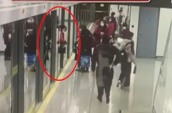 上海女子被地铁屏蔽门夹住身亡