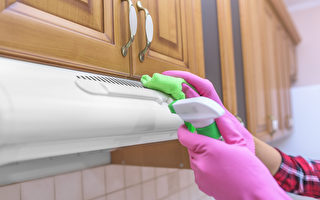 抽油煙機外殼可直接噴廚房清潔劑，再擦乾淨即可。(Shutterstock)