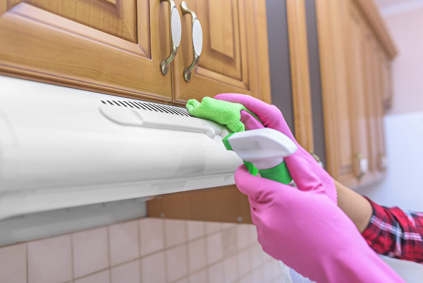 抽油煙機外殼可直接噴廚房清潔劑，再擦乾淨即可。(Shutterstock)