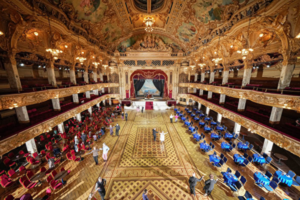 组图：英19世纪舞厅地板翻新 再现昔日辉煌