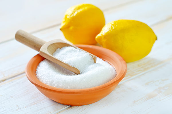 檸檬酸和洗碗精、水所調成的糊狀物，可除去水垢和尿垢。(Shutterstock)