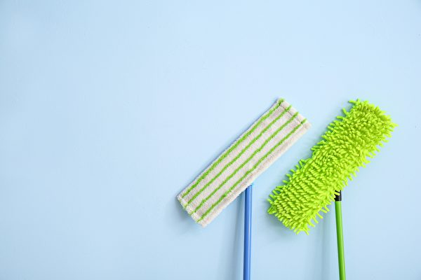 善用现成工具，可让打扫更省事，平板拖把就是很好用的工具。(Shutterstock)