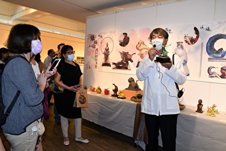张炳钧于元培医大展出作品，他说艺术家不能孤芳自赏，传承与分享非常重要。