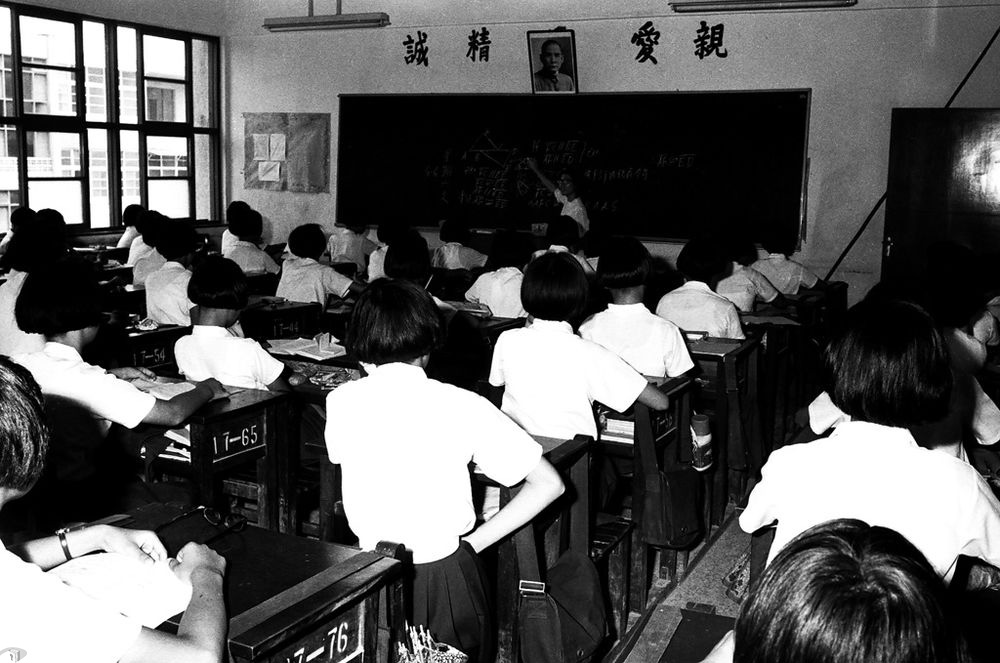 中華民國政府遷台後,繼續推動六年制的義務教育,到1968年延長為九年義務教育。上圖為新竹縣關西鎮石光國民學校。下圖為教室的標準樣式。(國家發展委員會檔案管理局提供)