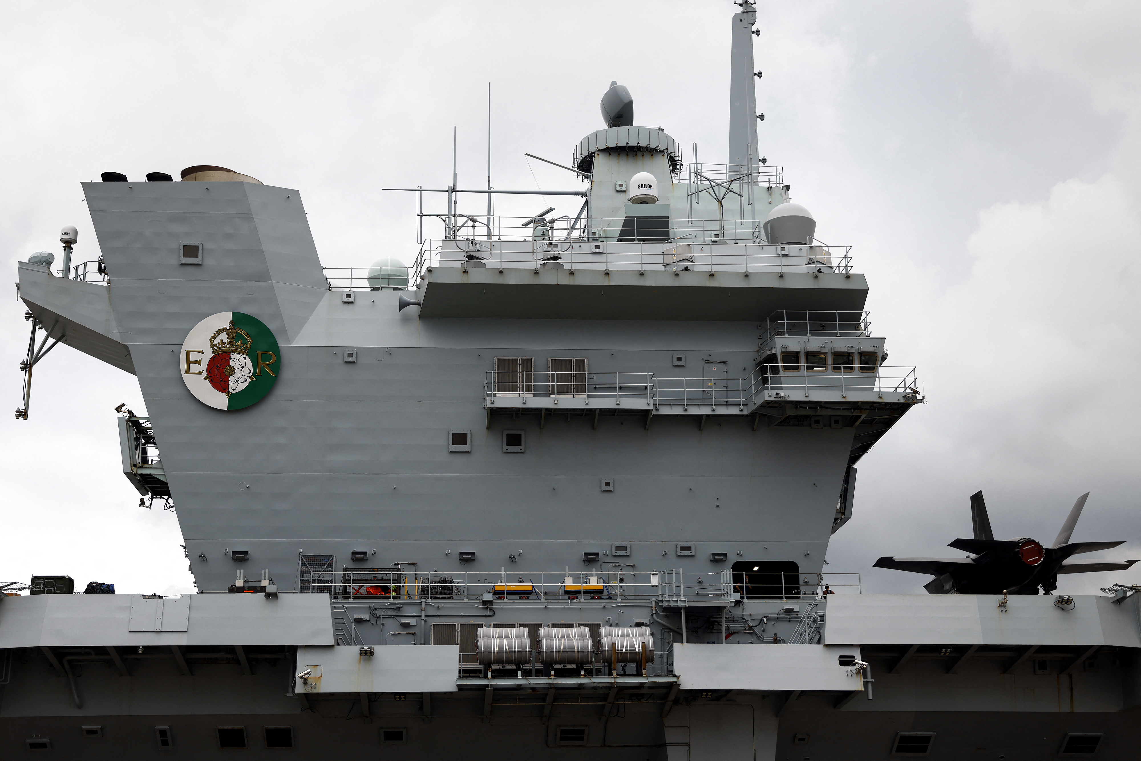 2021年9月6日,英國皇家海軍的「伊麗莎白女王」號航空母艦停泊在位於神奈川縣橫須賀市的美國海軍基地。(Kiyoshi Ota / AFP)