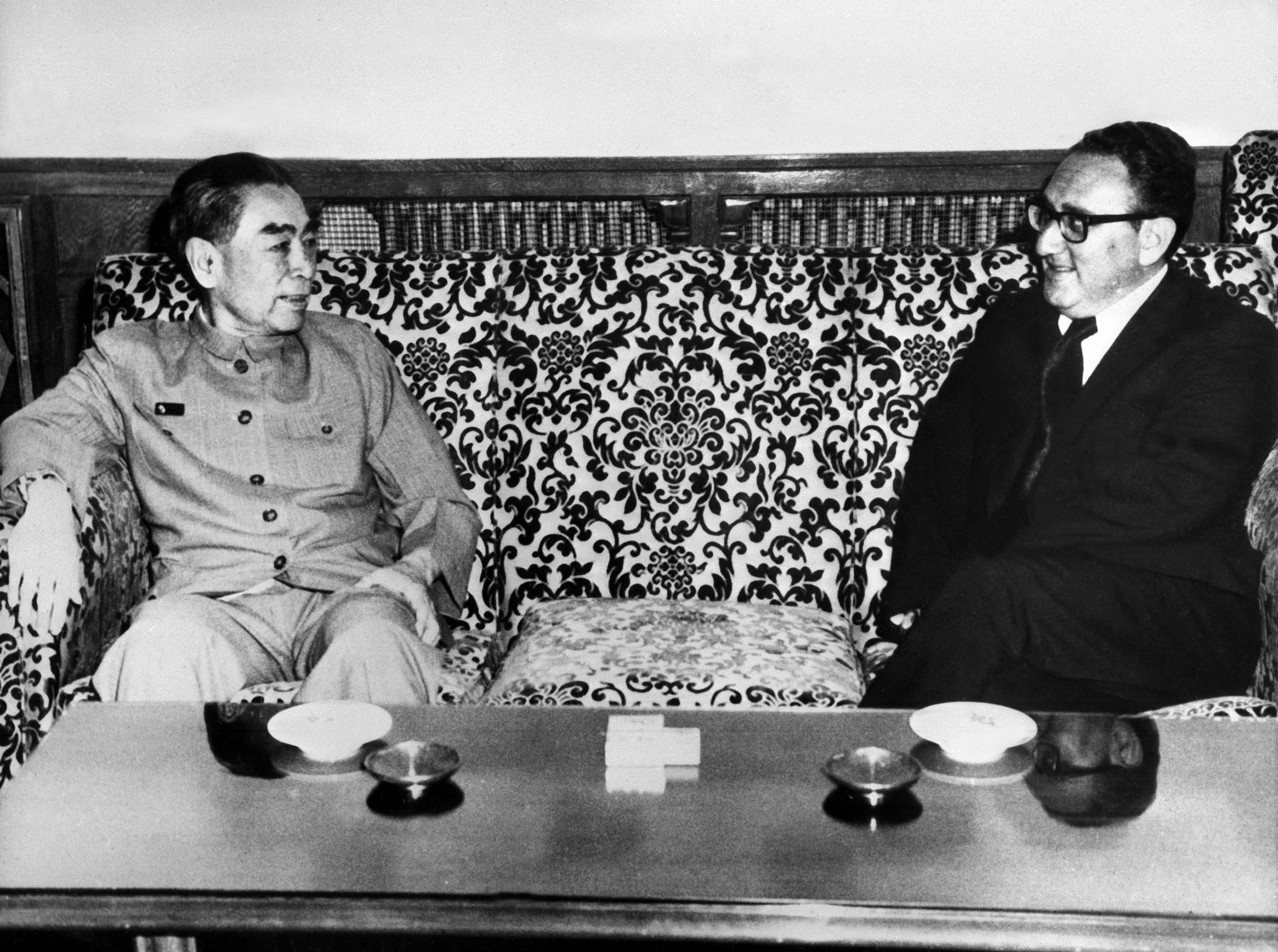 基辛格於1971年7月祕密訪問北京。美國一方面藉由中美共同防禦條約防護台灣的安全,另一方面也牽制蔣介石反攻大陸,避免將美國拖入戰爭。圖為基辛格(右)於1971年7月在北京會見周恩來。(AFP Files)