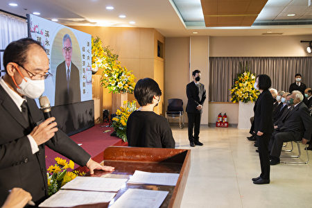 台湾大学经济学系教授张清溪日前辞世，1月27日在台大校友会馆举行告别式，总统蔡英文到场吊唁致敬。