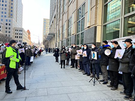 1月27日上百华人冒着摄氏零下8度的低温，分别在法庭外和布碌崙地区检察官办公室前集会抗议，要求公正公平的审判。