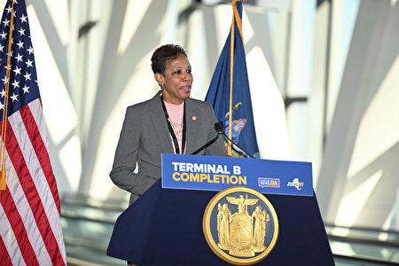 纽约市议会议长欧德思（Adrienne Adams）出席记者会。