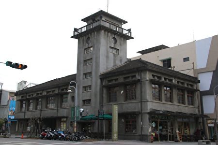 虎尾合同厅舍，二楼为诚品书店，一楼有知名咖啡店进驻。