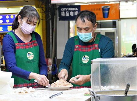方记水饺现擀的手工面皮里包着爽脆的韭菜黄肉馅。