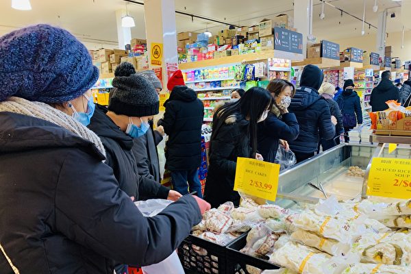 暴雪來臨 華人擠法拉盛超市採買年貨