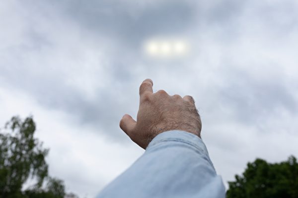 美国男子在海军基地方向拍到UFO 越变越大