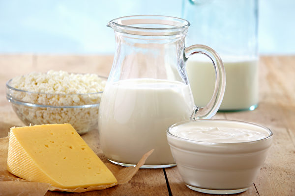 常喝牛奶、吃乳清蛋白，可能造成不断长痘痘、却治不好的情况。(Shutterstock)