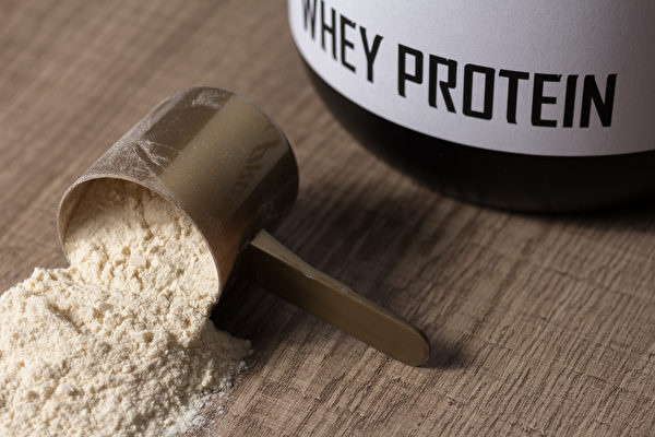 很多人为了增肌而吃乳清蛋白补充品，却造成痤疮变严重。(Shutterstock)
