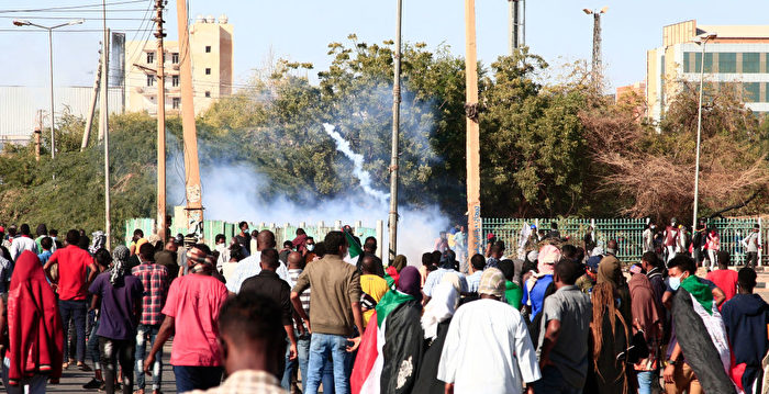 数千苏丹人走上街头 抗议军方政变
