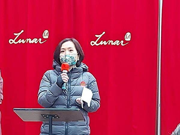 图：2022年1月29日，温哥华LunarFest在固兰湖岛上正式拉开序幕，图为驻温经文处刘立欣处长致辞。（邱晨/大纪元）
