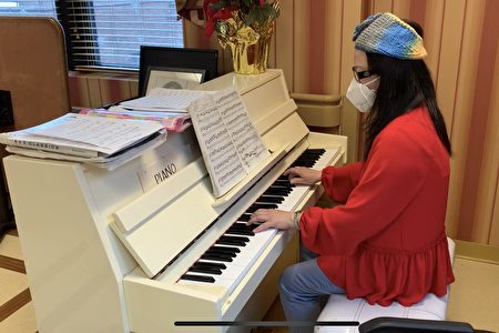 2022年2月2日，鋼琴老師董小姐為中心長者彈唱粵語版和英文版的《新年快樂》歌曲。