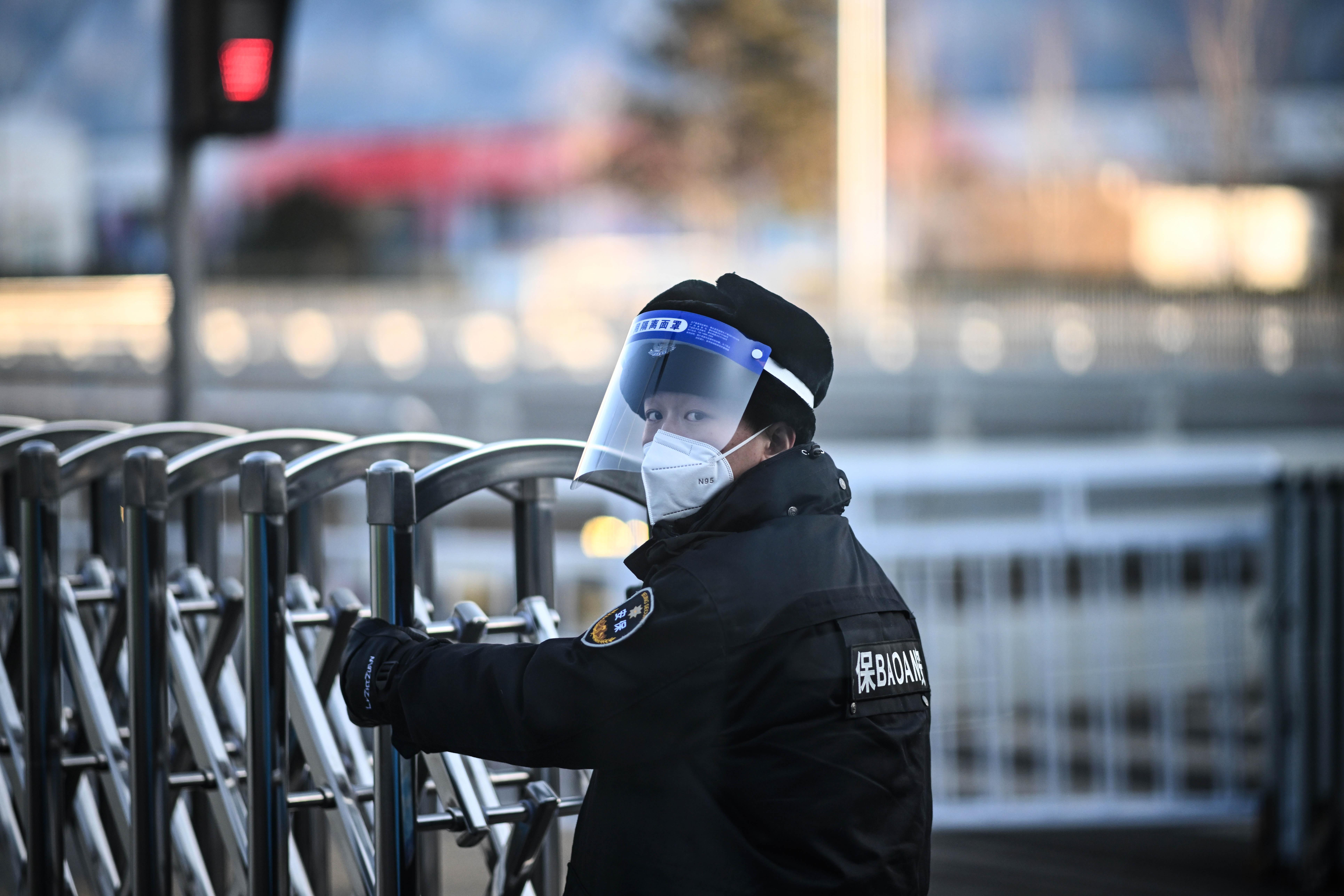 2022年2月3日北京冬奧會前夕，閉環泡泡內的道路檢查站。(Anne-Christine POUJOULAT/AFP)