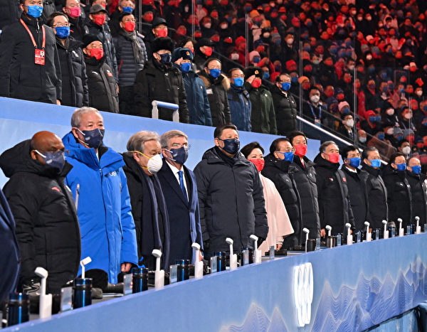 2月4日晚，习近平夫妇（左五、六）、中共政治局常委（右侧）和国际奥委会主席巴赫（Thomas Bach，左四）在北京冬奥会开幕式的主席台上。与习近平刚刚会面的俄罗斯总统普京，应该是各国政要中份量最重的，却没有出现在习近平身旁。（Yue Yuewei/POOL/AFP via Getty Images）