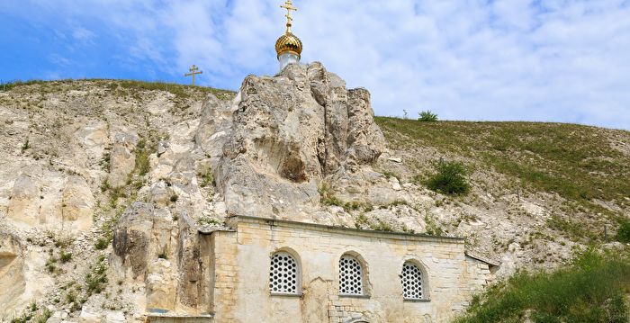 藏身俄罗斯白垩山丘中的修道院 挖山壁筑成