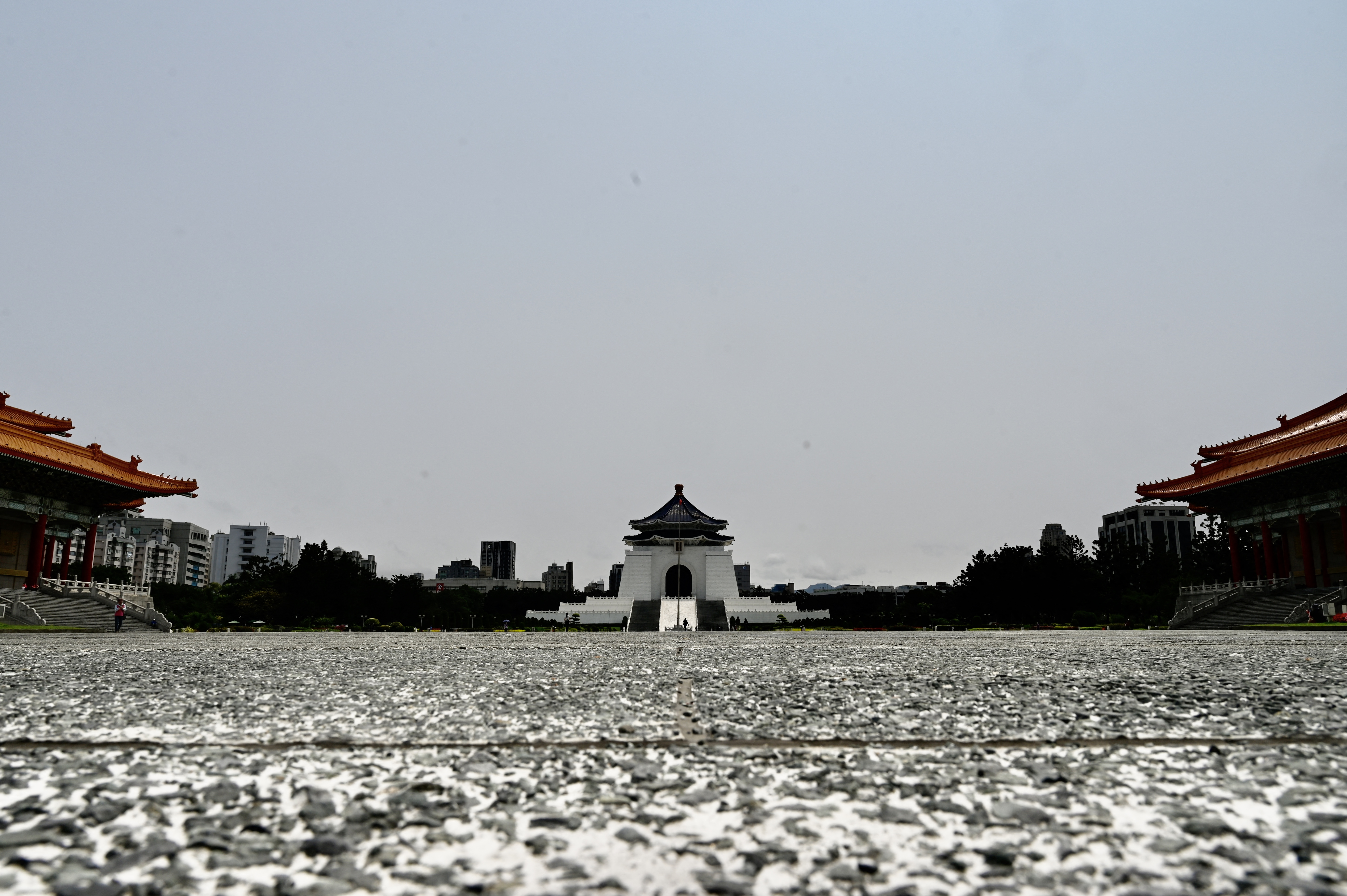 當初中共透過全方位滲透國民政府黨政軍各層面,直到中華民國淪陷。今天,它追到了台灣,展開二度侵略。圖為2020年3月31日疫情下的台北中正紀念堂空無一人。(Sam Yeh / AFP)