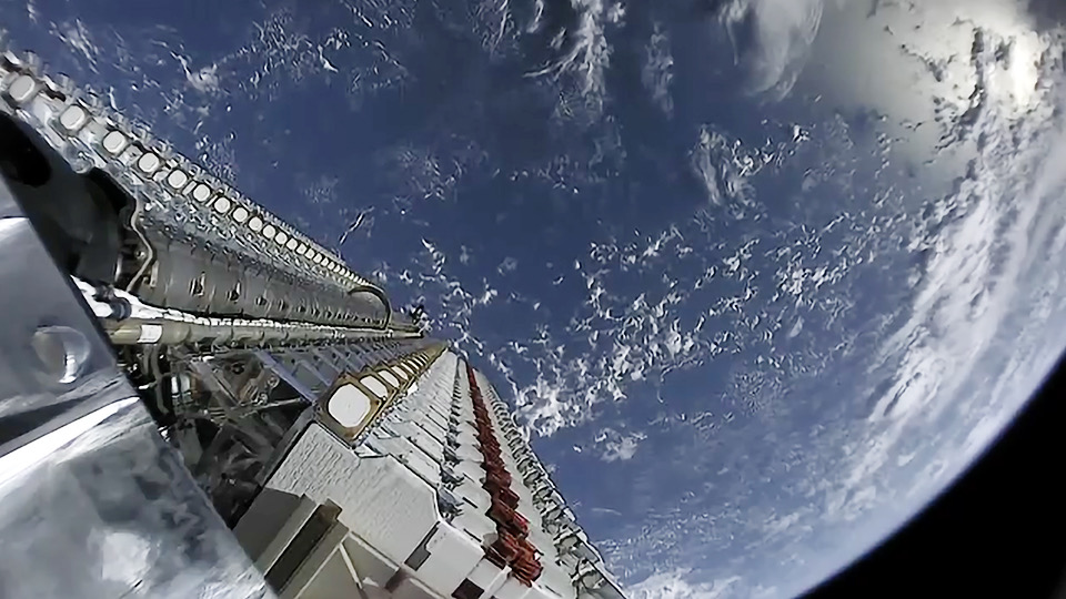 地球轨道上的60颗星链卫星在部署之前堆叠在一起。(公有领域/SpaceX)