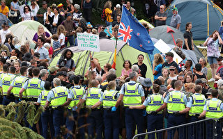 组图：新西兰民众抗议防疫措施 遭警方驱离