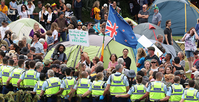 组图：新西兰民众抗议防疫措施 遭警方驱离