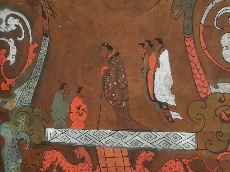 圖為長沙馬王堆漢代辛追墓出土的帛畫(局部),畫中老婦為墓主辛追,頭戴類似綴白珠的步搖髮飾。(公有領域)